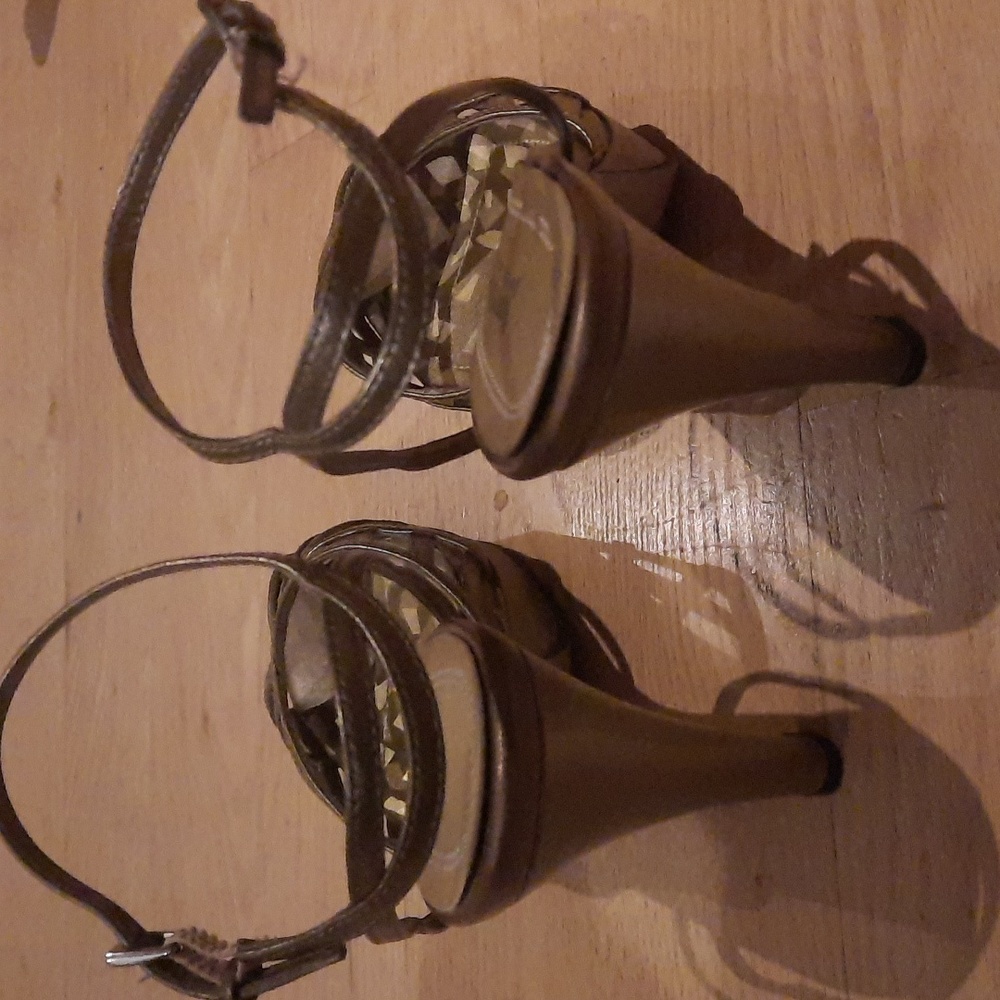 Beautiful Gold Shoes - Picture 6 of 6